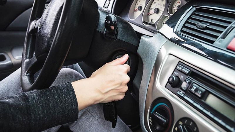 xe oto bị khóa vô lăng