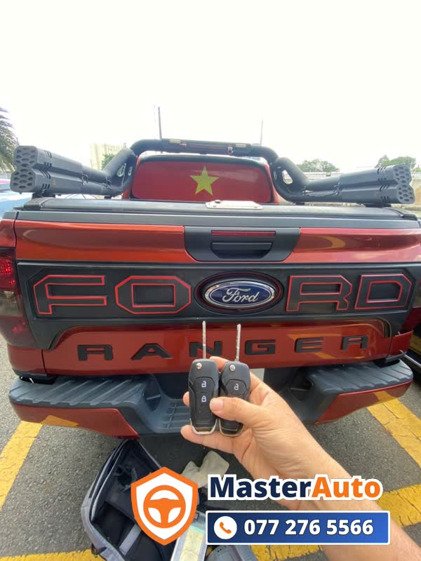 làm chìa khóa ô tô Bình Dương — bàn giao chìa remote Ford Ranger cho khách