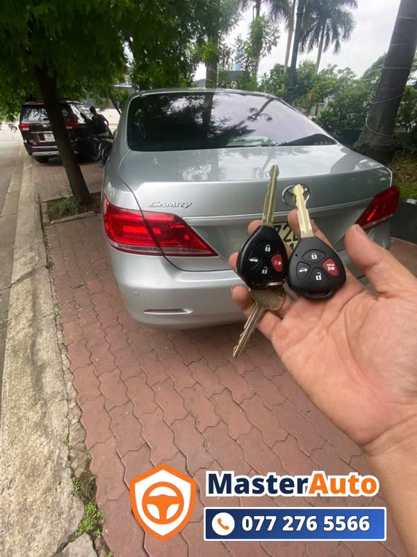 làm chìa khóa ô tô Hóc Môn — kỹ thuật viên MasterAuto bàn giao chìa khóa tại chỗ