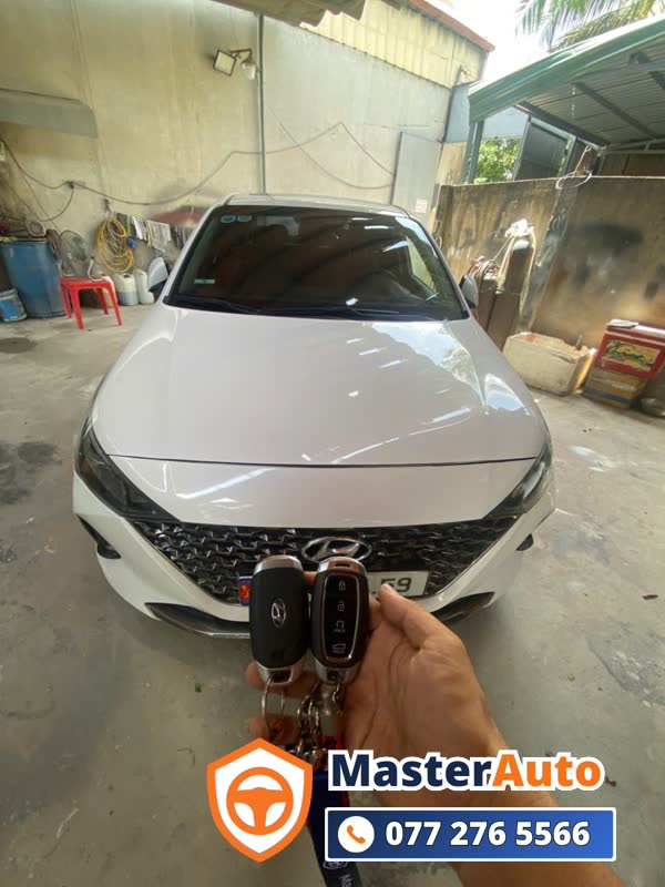 làm chìa khóa ô tô Thủ Dầu Một — bàn giao chìa gập Hyundai cho khách