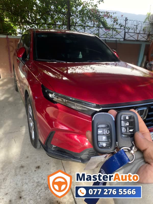 làm chìa khóa ô tô Nhà Bè — kỹ thuật viên MasterAuto bàn giao chìa khóa tại chỗ