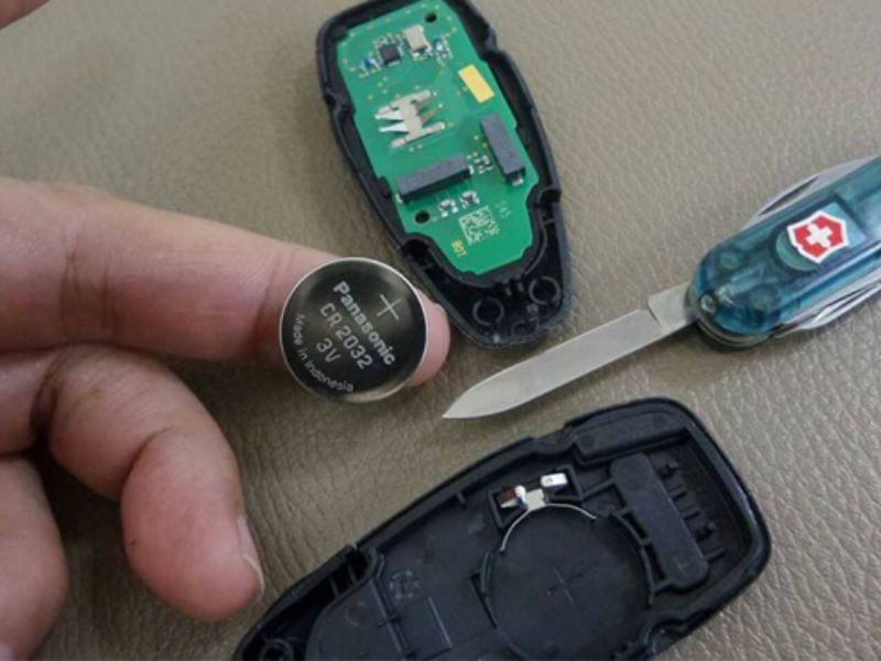 Xử Lý Chìa Khoá Ô Tô Hết Pin – Tự Thay Hay Gọi Thợ?