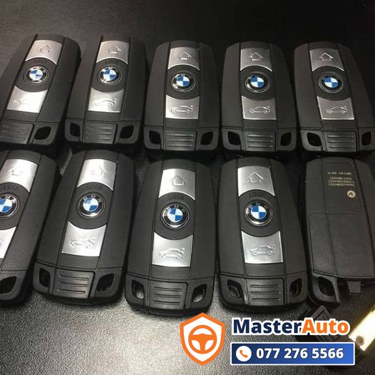 Kỹ thuật viên MasterAuto lập trình chìa khóa BMW bằng thiết bị chuyên dụng