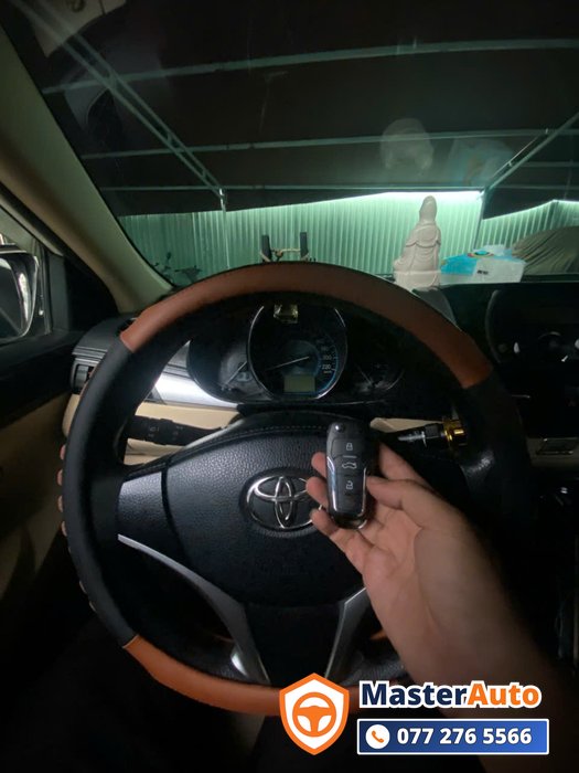 Kỹ thuật viên MasterAuto lập trình chìa khóa Toyota tận nơi