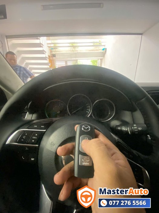 Kỹ thuật viên MasterAuto lập trình chìa khóa xe Mazda tận nơi