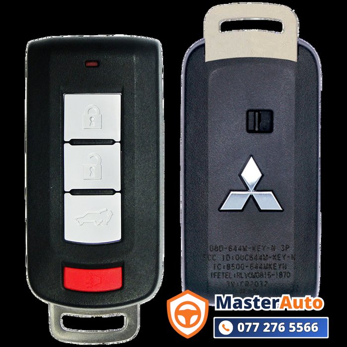 Kỹ thuật viên MasterAuto lập trình chìa khóa xe Mitsubishi