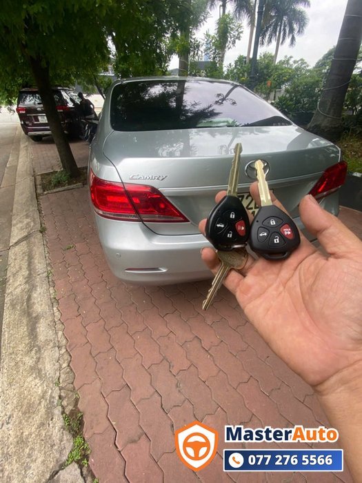 chìa khóa cơ ô tô — chìa gốc Toyota Camry có nút bấm