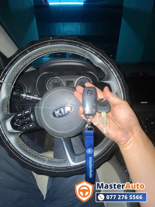 kỹ thuật viên MasterAuto lấy mẫu chìa khóa ô tô Kia dự phòng