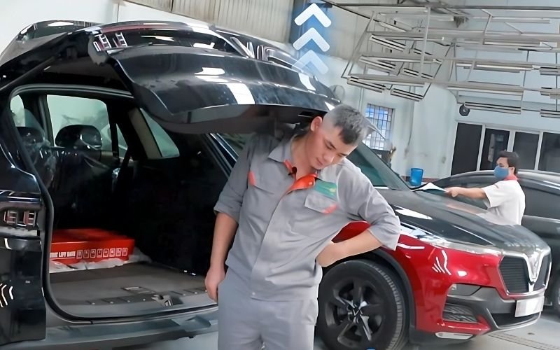 kỹ thuật viên MasterAuto kiểm tra cốp xe bị kẹt