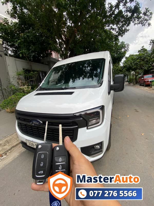 Kỹ thuật viên MasterAuto lập trình chìa khóa xe Ford Transit bằng thiết bị chuyên dụng